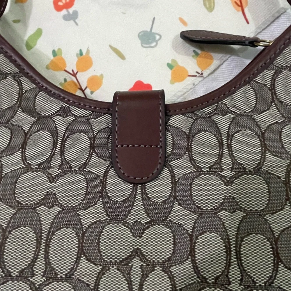 Coach dimensions l26